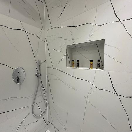 Twins Hotel Vlore Bagian luar foto