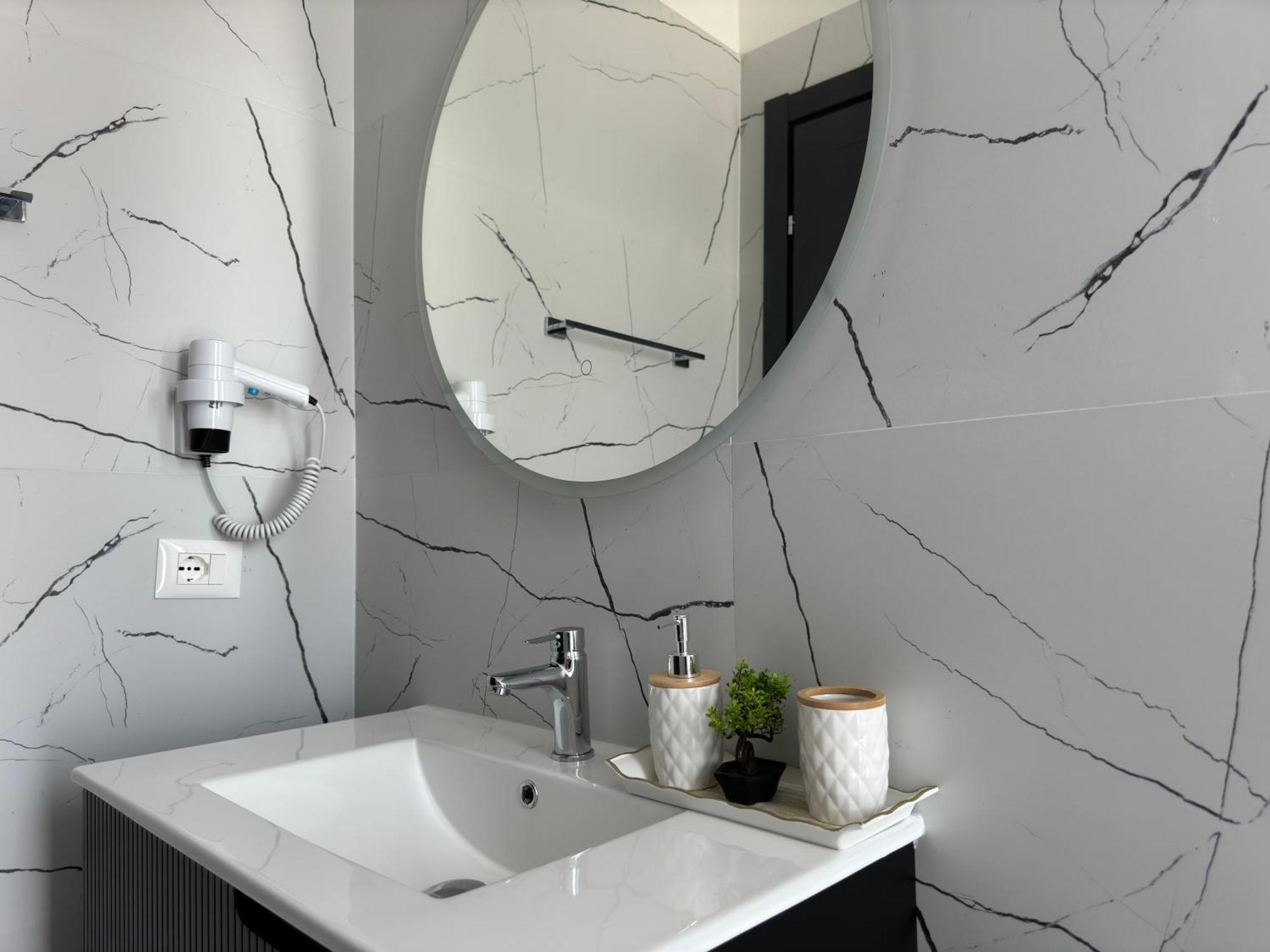 Twins Hotel Vlore Bagian luar foto