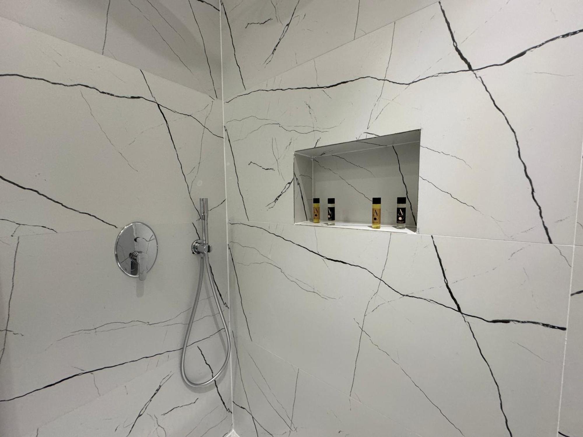 Twins Hotel Vlore Bagian luar foto