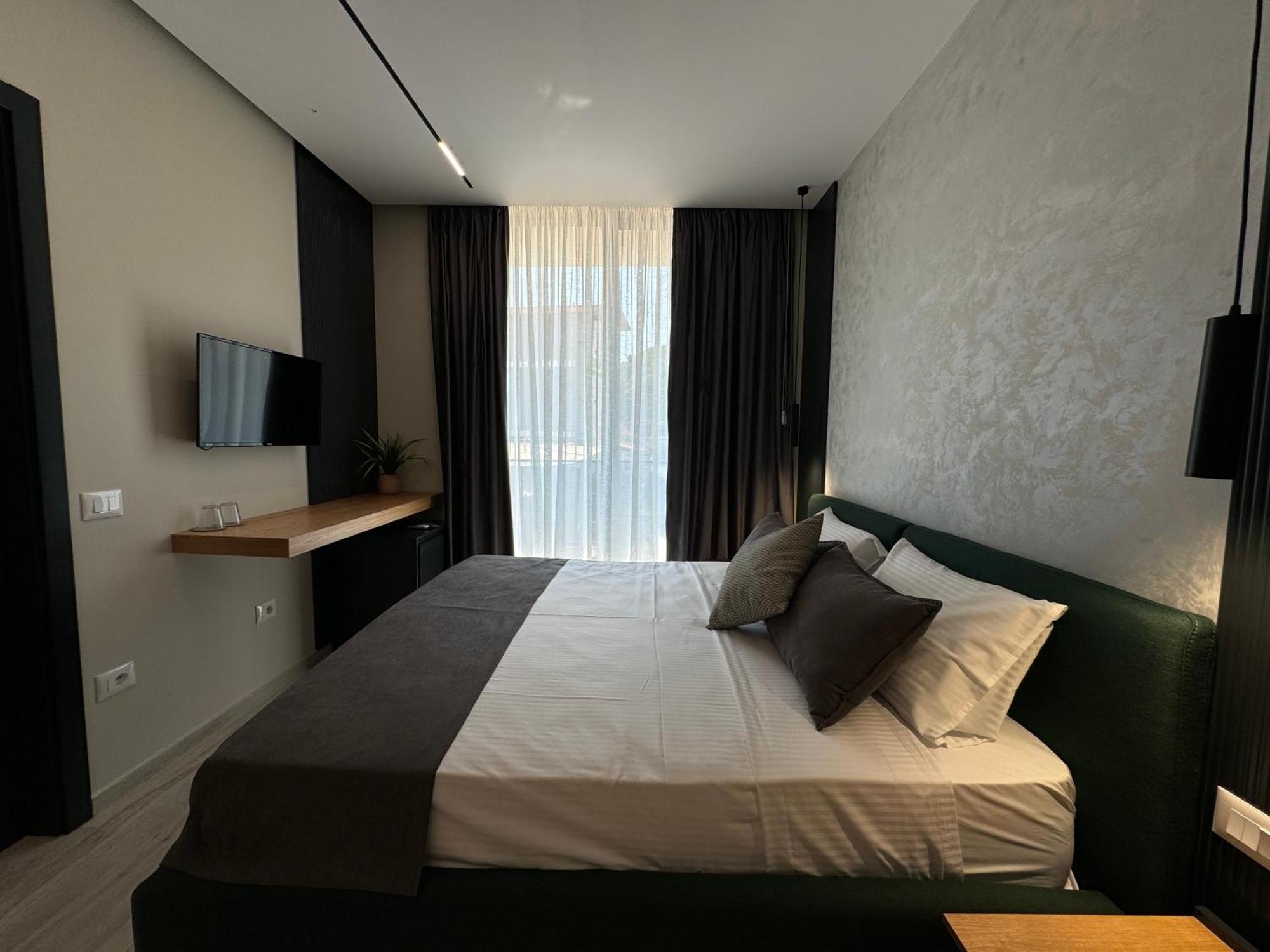 Twins Hotel Vlore Bagian luar foto
