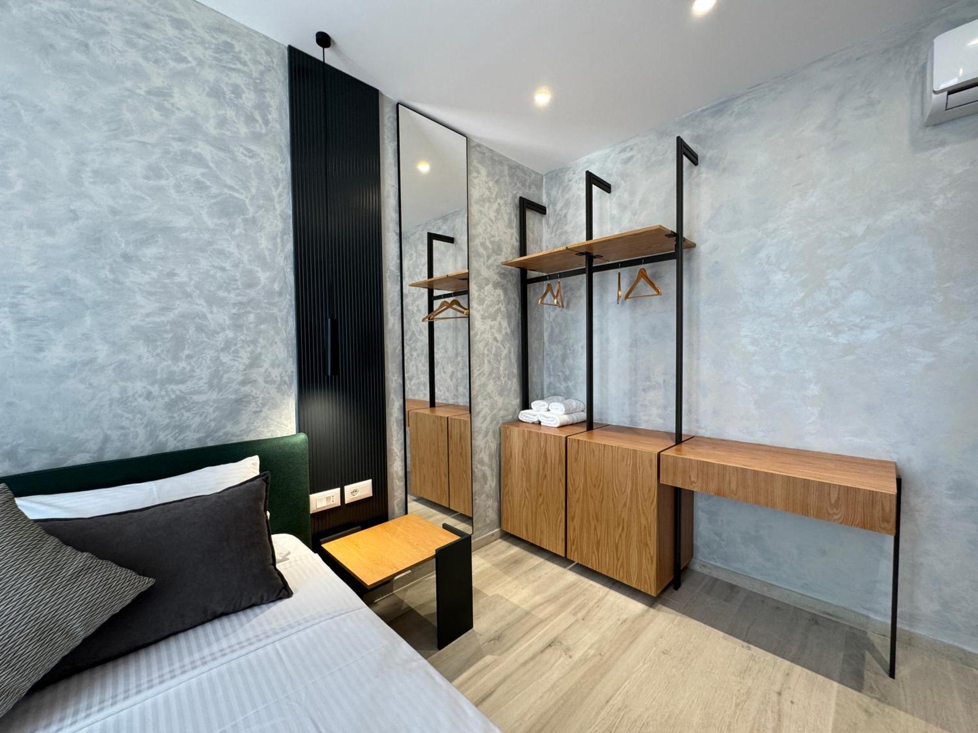 Twins Hotel Vlore Bagian luar foto
