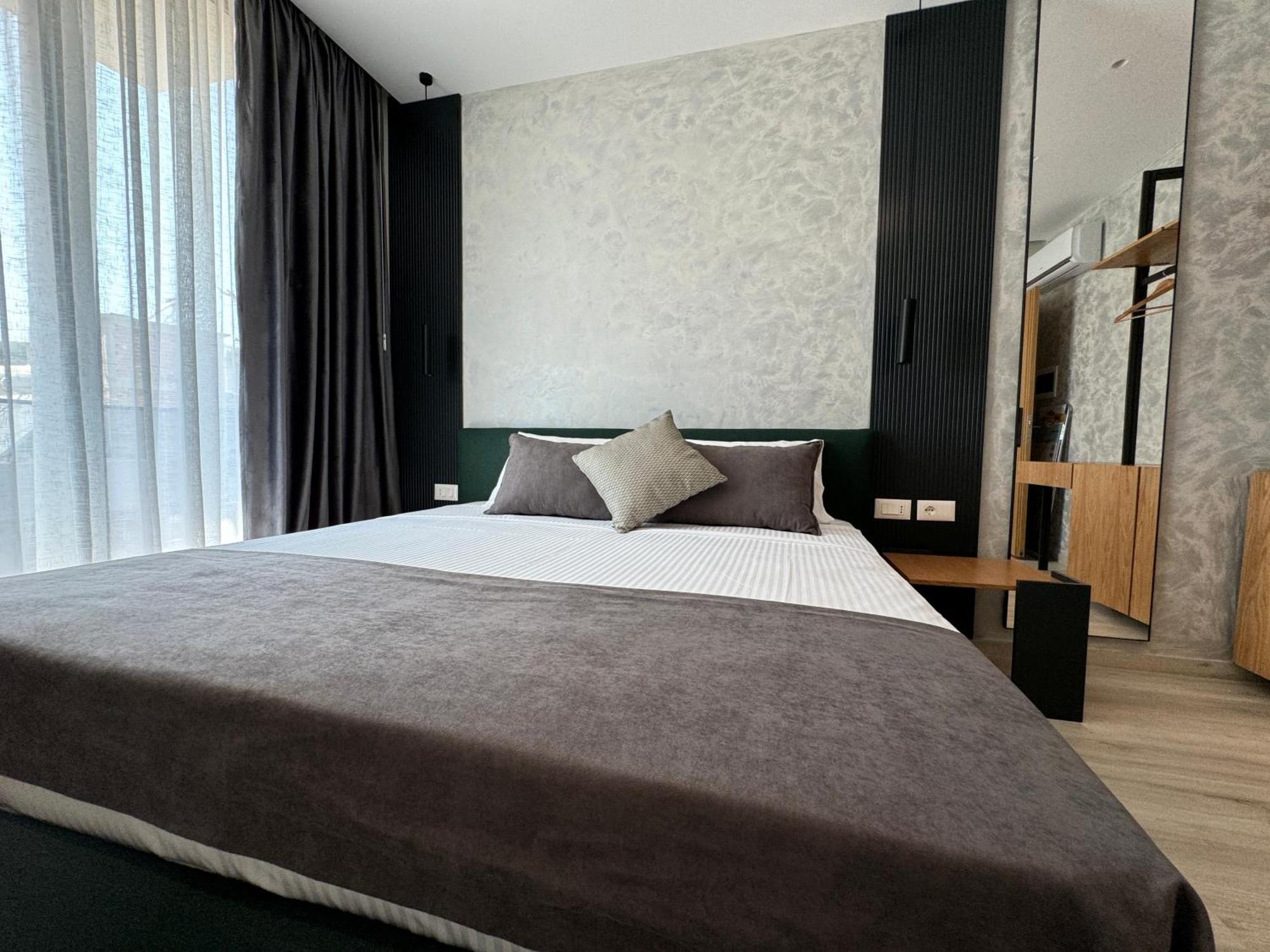 Twins Hotel Vlore Bagian luar foto