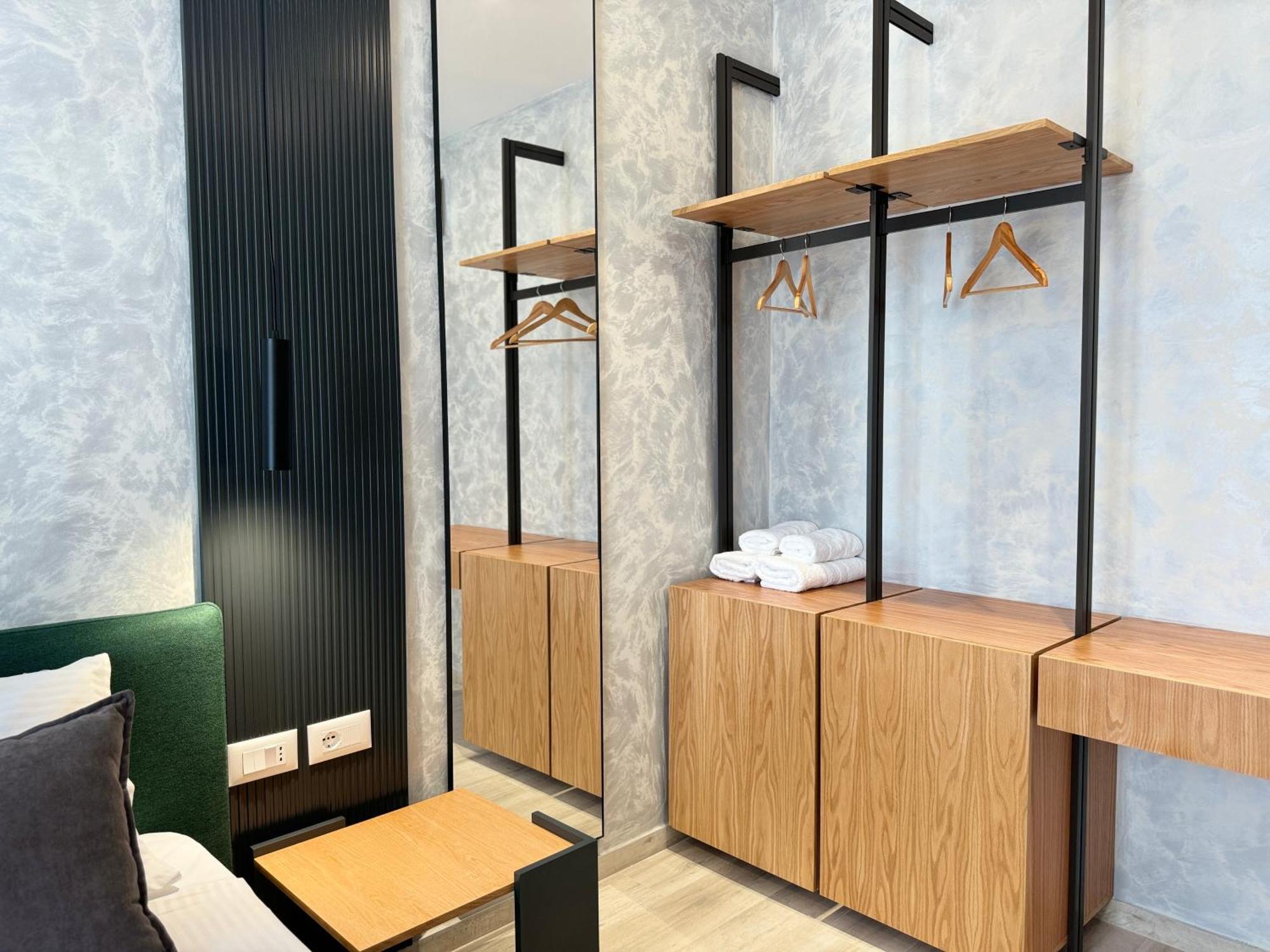 Twins Hotel Vlore Bagian luar foto