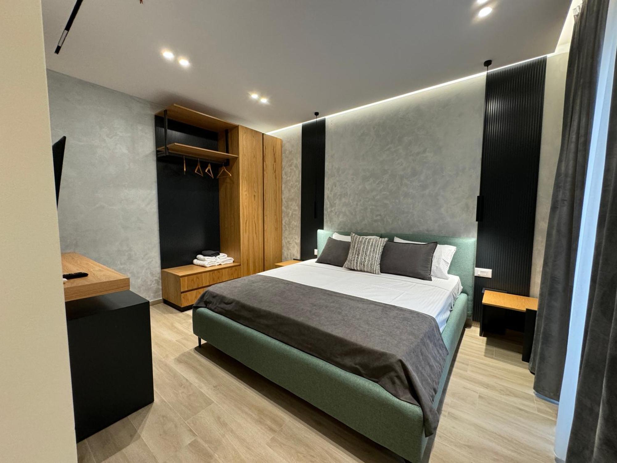 Twins Hotel Vlore Bagian luar foto