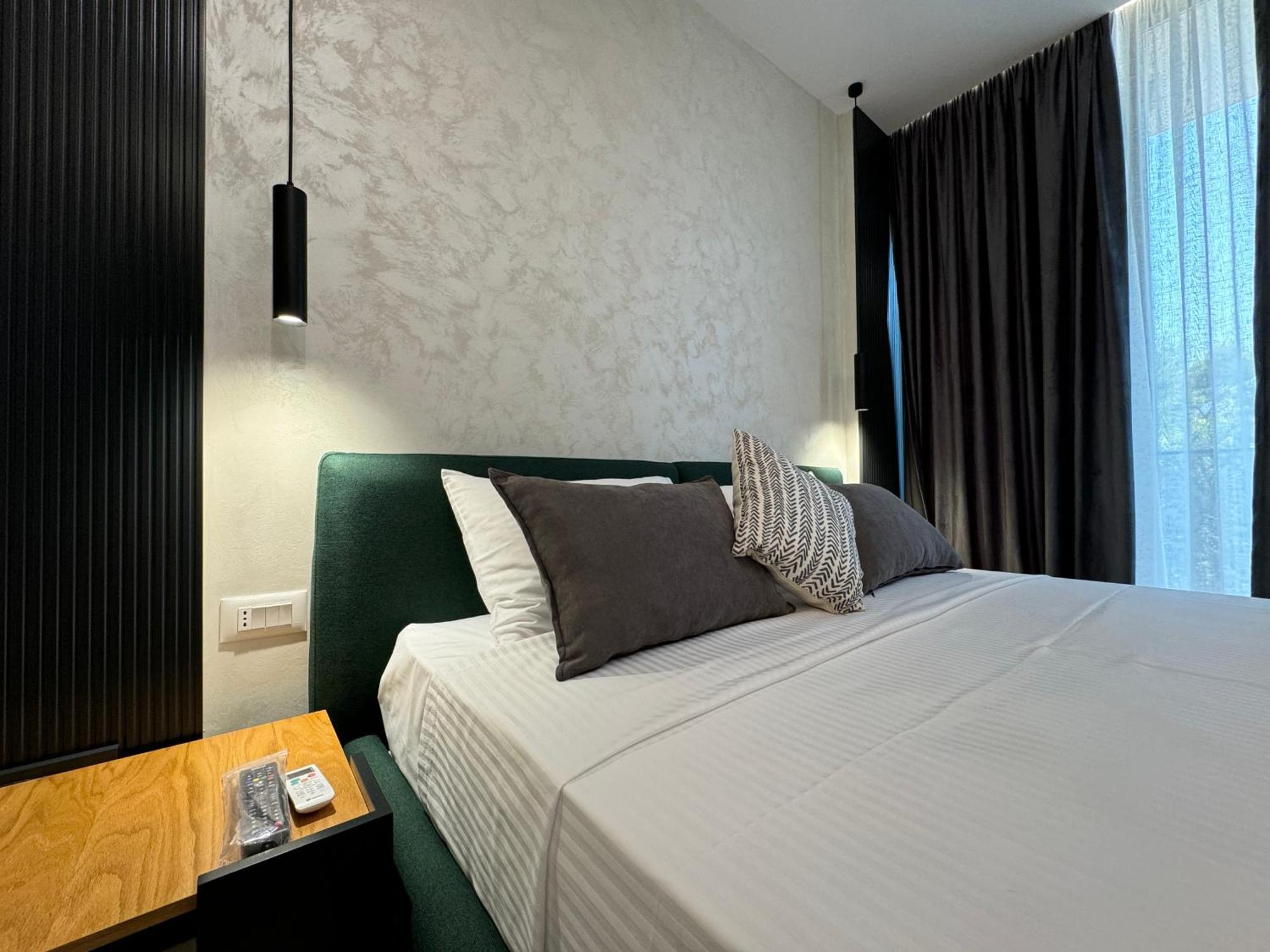 Twins Hotel Vlore Bagian luar foto