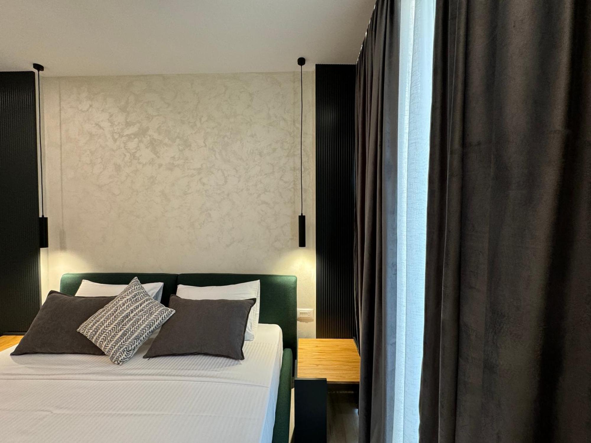 Twins Hotel Vlore Bagian luar foto