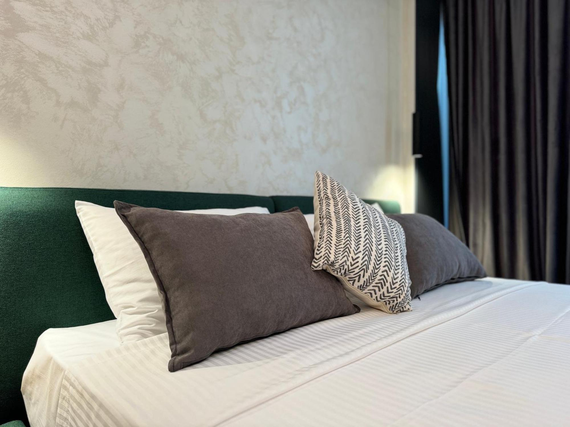 Twins Hotel Vlore Bagian luar foto