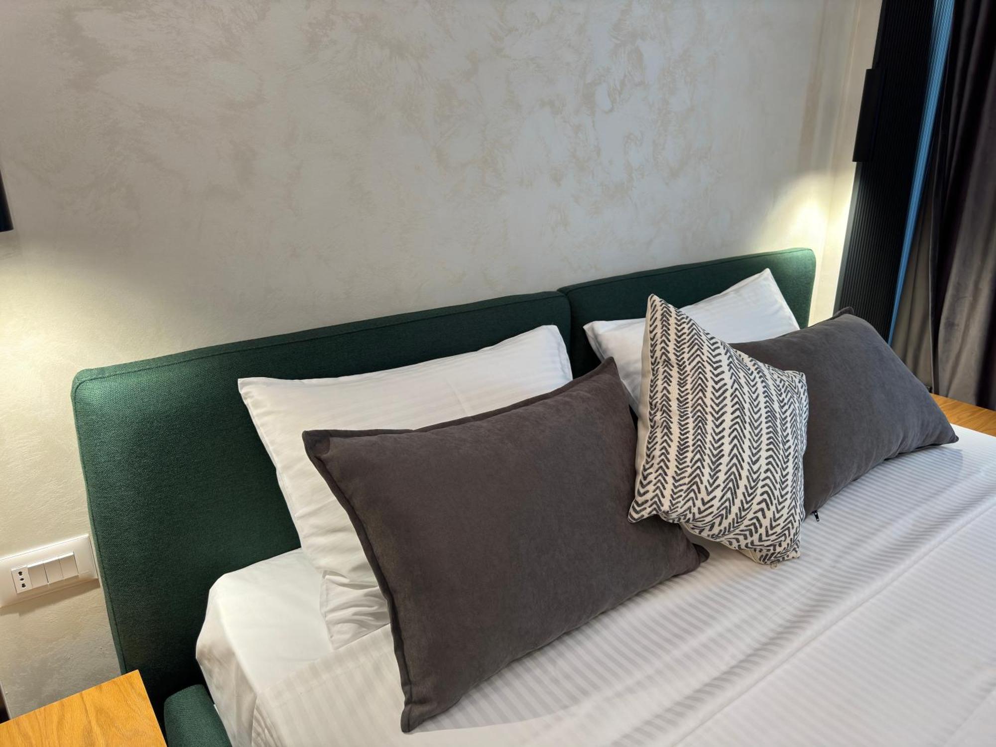 Twins Hotel Vlore Bagian luar foto