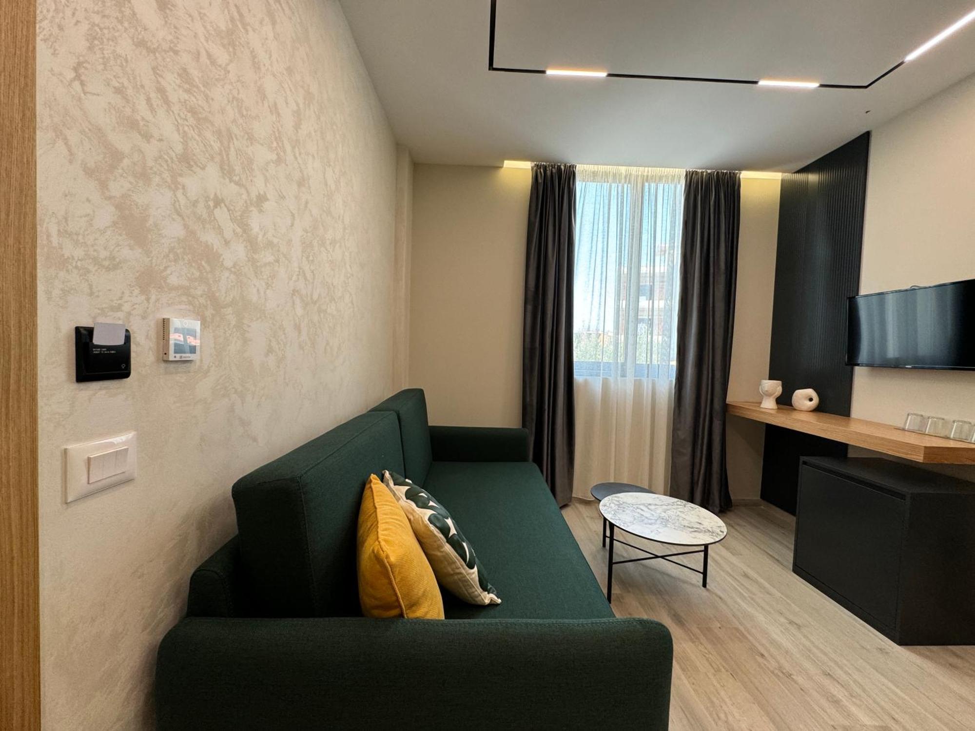 Twins Hotel Vlore Bagian luar foto
