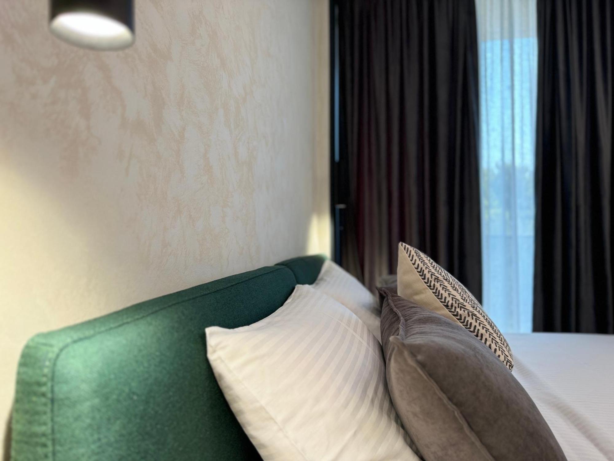 Twins Hotel Vlore Bagian luar foto