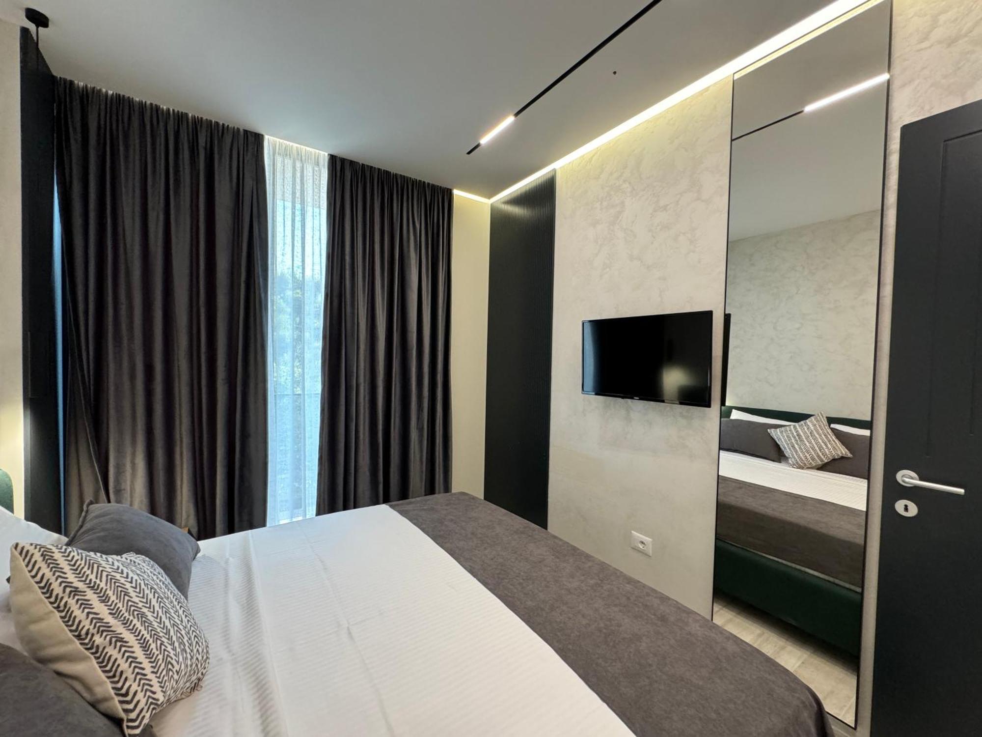 Twins Hotel Vlore Bagian luar foto