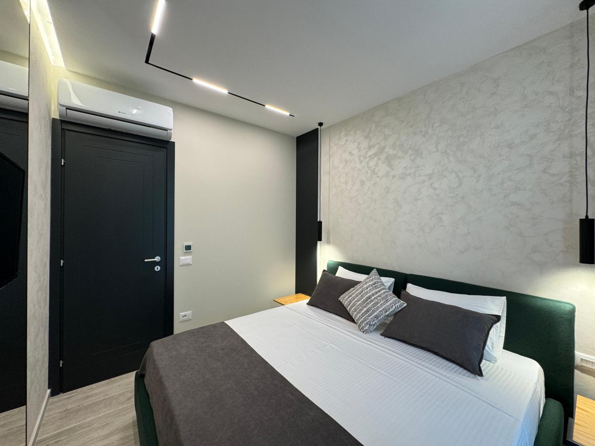 Twins Hotel Vlore Bagian luar foto