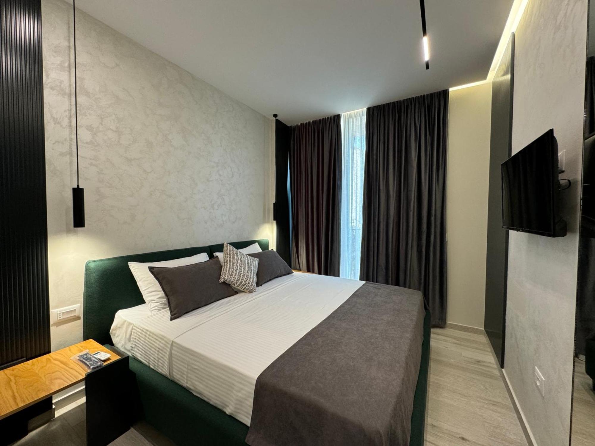 Twins Hotel Vlore Bagian luar foto