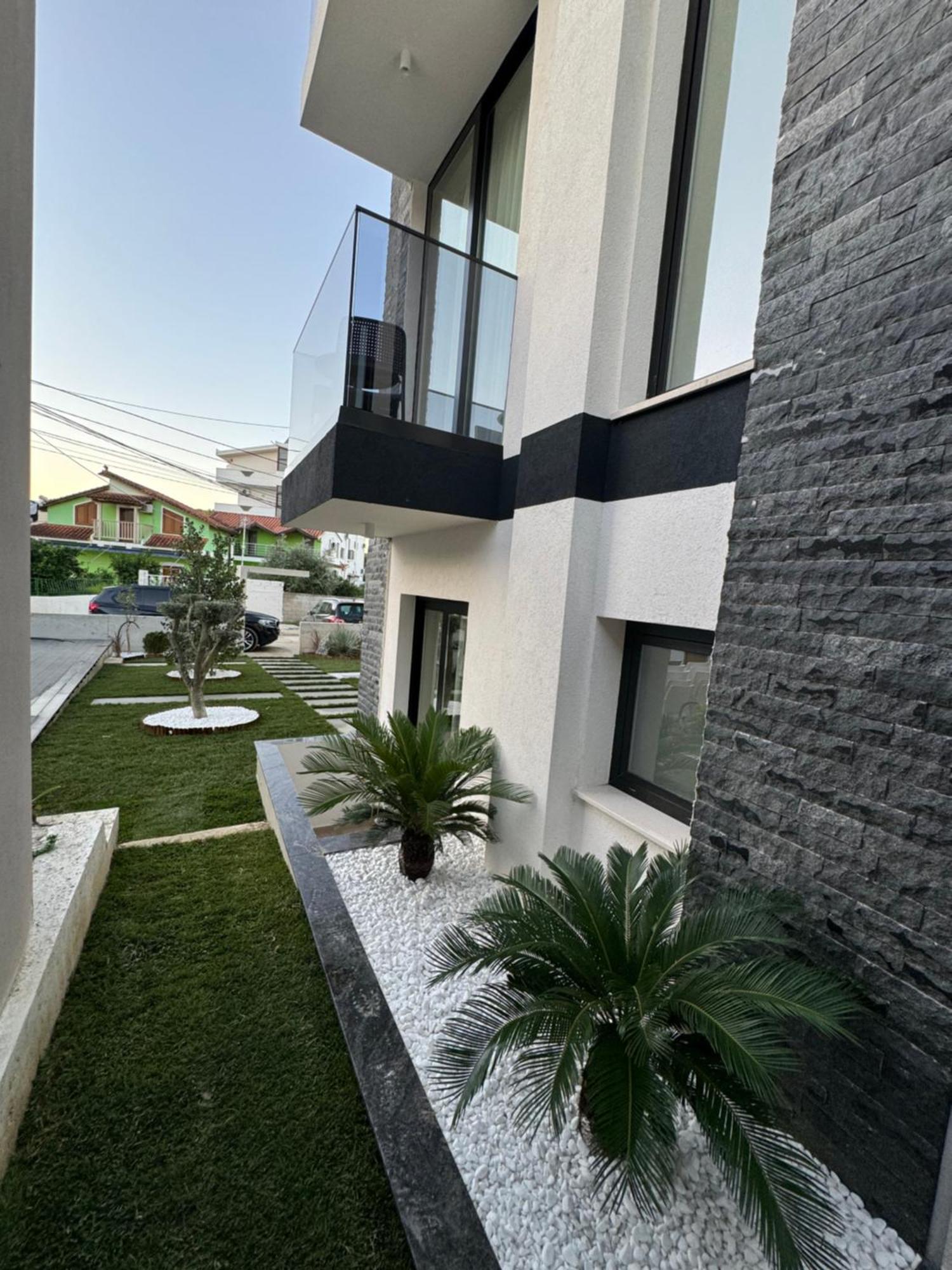 Twins Hotel Vlore Bagian luar foto