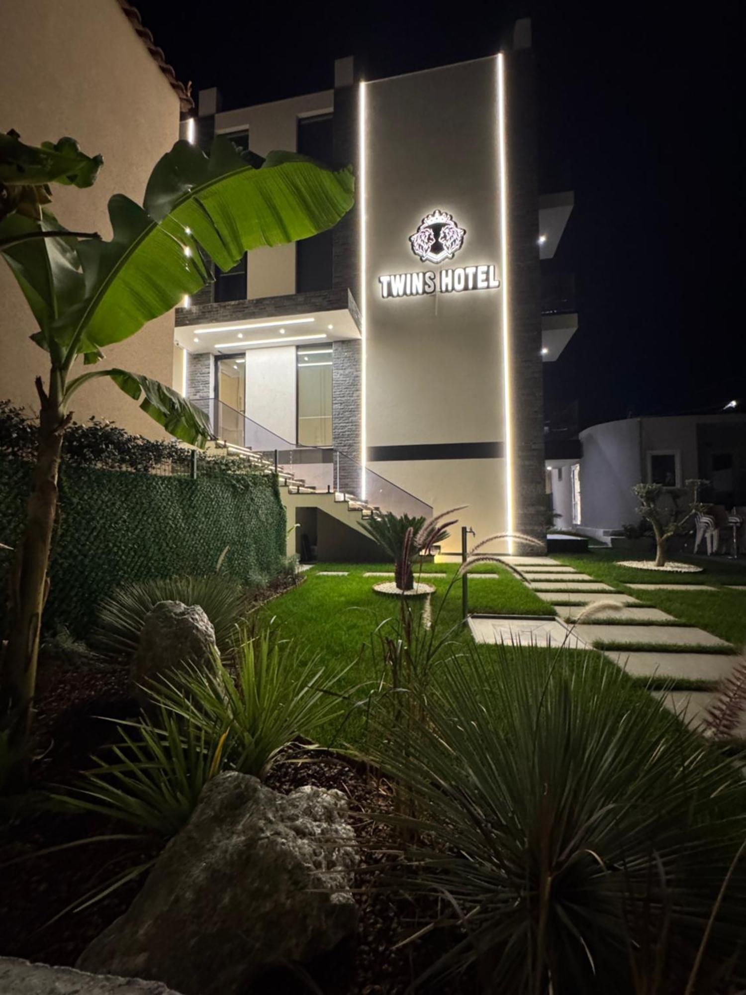 Twins Hotel Vlore Bagian luar foto